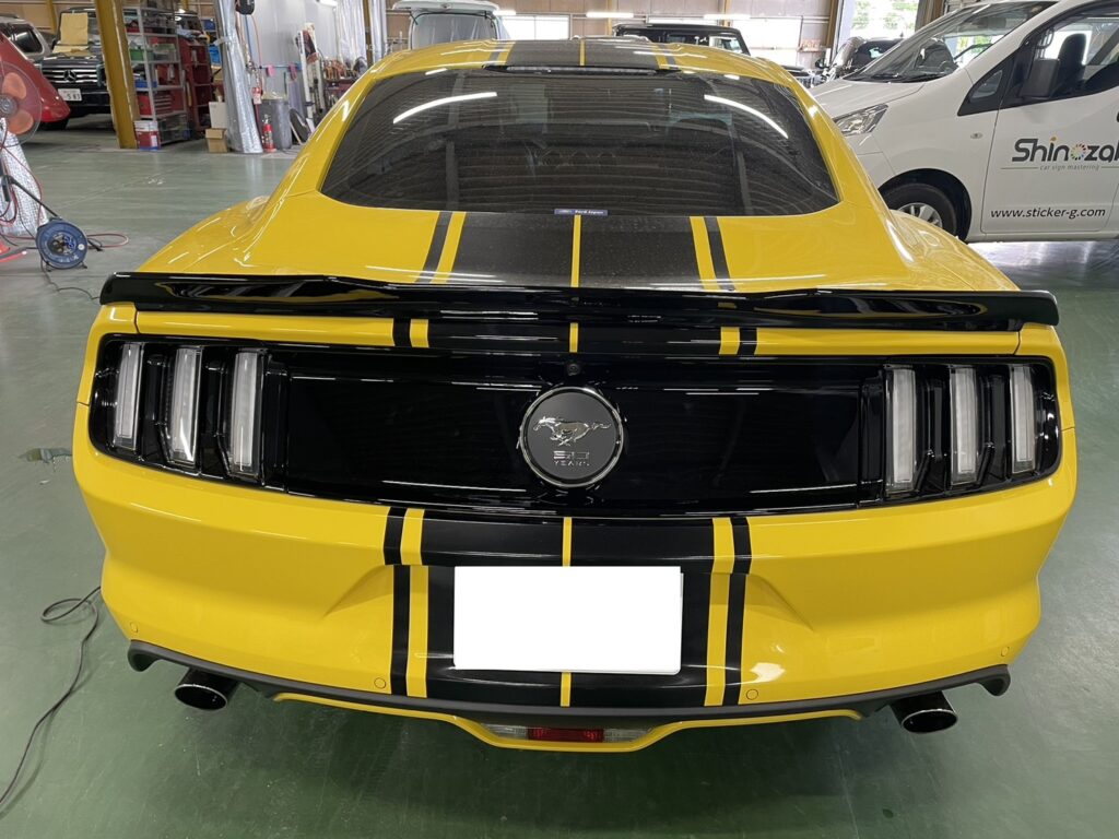 イエローのフォードマスタングのリアとトランクに施工された精巧なレーシングストライプ（千葉・篠崎看板店）