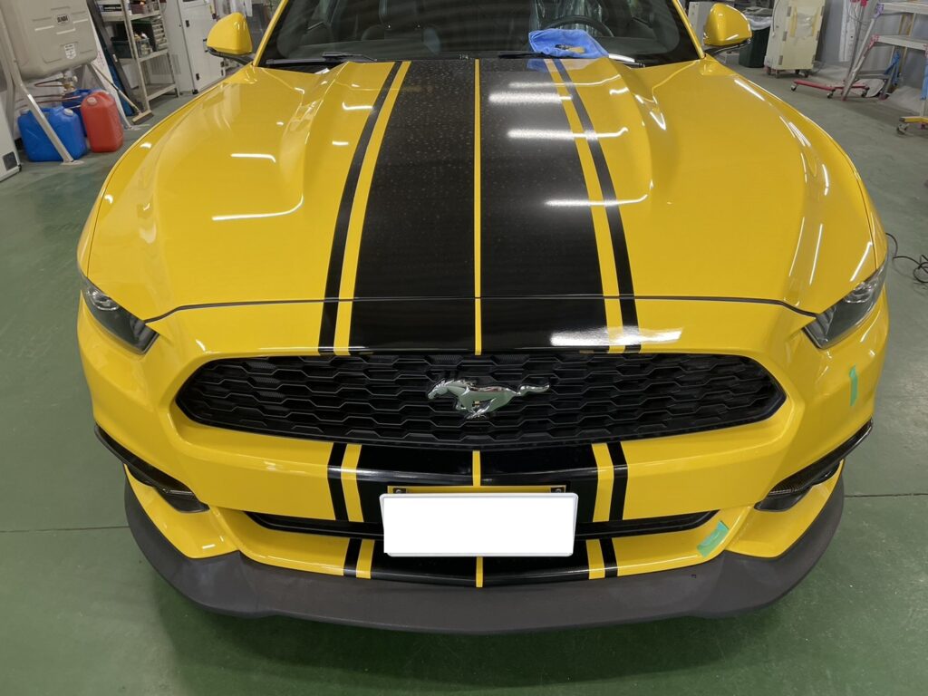 イエローのフォードマスタングのフロントに施工されたブラックのレーシングストライプのカーラッピング（千葉・篠崎看板店）
