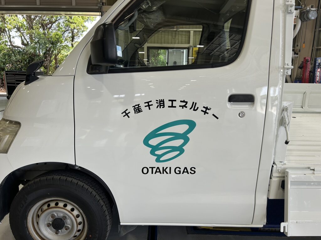 大多喜ガス（OTAKI GAS）様の軽トラック右側面に施工された企業ロゴと文字のカッティングシート（千葉・篠崎看板店）