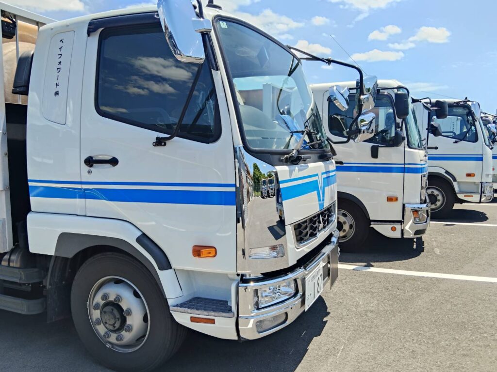 ステッカーG(Sticker-G)による、同一デザインで統一された商用車・特殊車両トラックのフリートラッピング施工事例